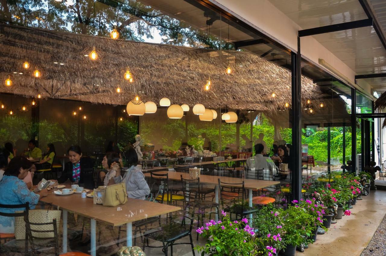 At Ruam Chok Hotel Chiang Mai Zewnętrze zdjęcie